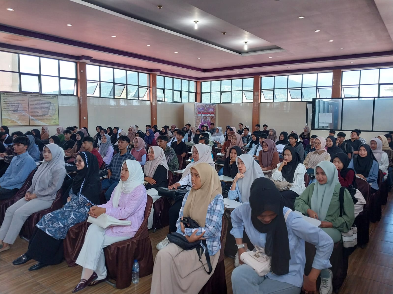 Kegiatan Mahasiswa di Aula Kampus